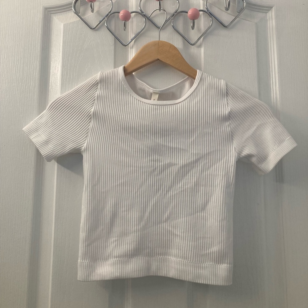 Aritzia Babaton flow white seamless crew-neck t-shirt